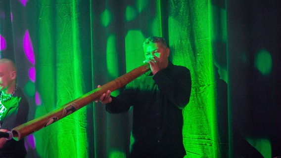 Ein Mitglied von Electric Fields spielt Didjeridu auf der Bühne der Australischen Eurovision Party in Kopenhagen. © NDR Foto: Margarita Ilieva