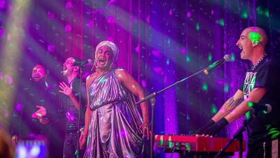 Electric Fields performen "One Milkali" auf der Bühne der Australischen Eurovision Party in Kopenhagen. © NDR Foto: Margarita Ilieva