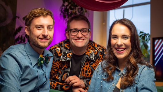 Alina, Consi und Marcel in der ersten Sendung von "Alles Eurovision". © NDR Foto: Margarita Ilieva