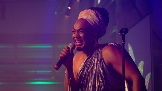 Zaachariaha Fielding singt auf der Bühne der Australischen Eurovision Party in Kopenhagen. © NDR Foto: Margarita Ilieva