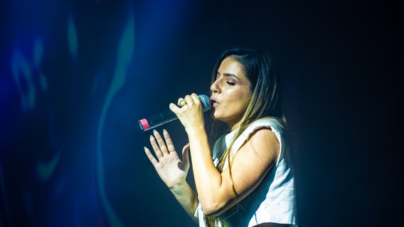 Silia Kapsis singt auf der Bühne der Australischen Eurovision Party in Kopenhagen. © NDR Foto: Margarita Ilieva