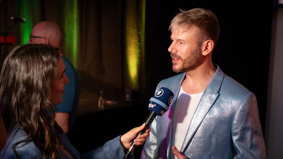Tom Hugo von KEiiNO gibt ein Interview für den NDR bei der Australischen Eurovision Party in Kopenhagen. © NDR Foto: Margarita Ilieva