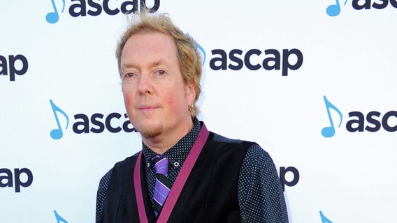 Der Songwriter Dave Bassett auf dem Roten Teppich des "ASCAP Pop Music Awards 2016". Der Songwriter Dave Bassett auf dem Roten Teppich des "ASCAP Pop Music Awards 2016". © picture alliance / AP Images Foto: Richard Shotwell
