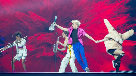 Jendrik (Deutschland) mit Tänzerinnen und Musikerinnen auf der Bühne. © EBU Foto: Andres Putting