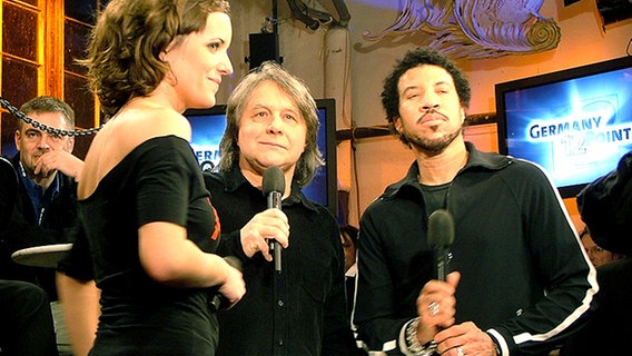 Sarah Kuttner mit Lionel Ritchie und Peter Urban im Backstage Bereich © NDR Online 