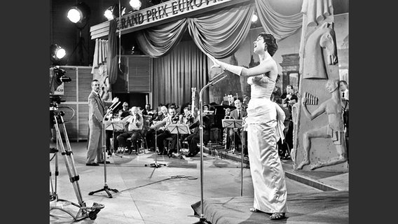 Corry Brokken beim Grand Prix d'Eurovision 1957 © Hessischer Rundfunk 