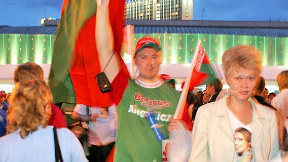 Weißrussischer Fan schwenkt Fahnren © NDR Foto: Rolf Klatt