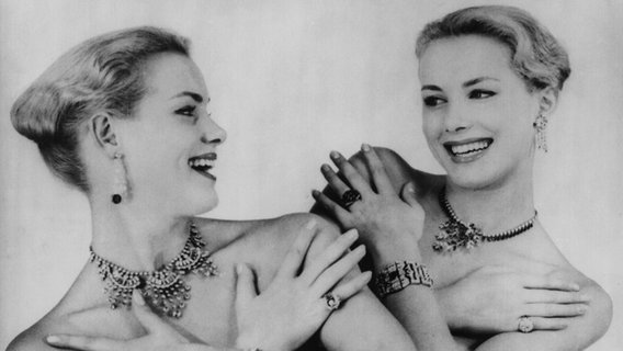Alice und Ellen Kessler posieren 1956 im Pariser Lido. © UPI 