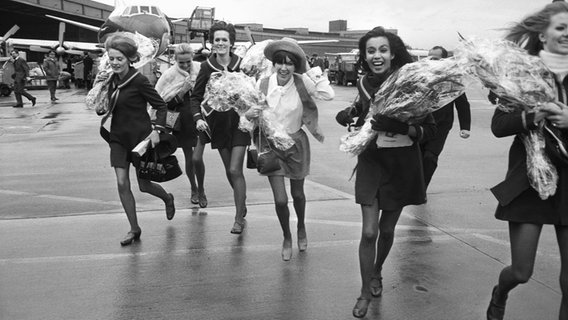 Modedesignerin Mary Quant (M.) mit einigen ihrer Models am Flughafen Berlin Tempelhof 1968 © picture-alliance 