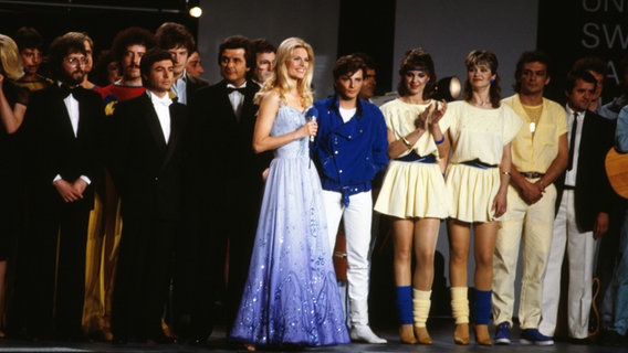 ESC 1983 in München: Zum Abschluss der Show versammelten sich alle Teilnehmerinnen und die Moderatorin auf der Bühne. © BR Foto: Sessner