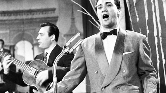 Der Italiener Nunzio Gallo während seines Auftritts beim Grand Prix d'Eurovision 1957 © Hessischer Rundfunk 