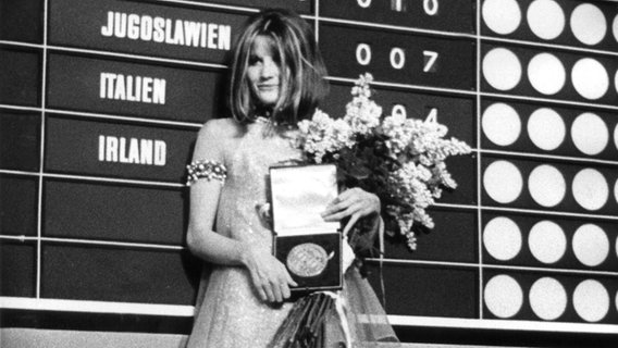 Sandie Shaw posiert nach ihrem Sieg im Grand Prix EUrovision 1967 vor der Anzeigetafel. © UPI 