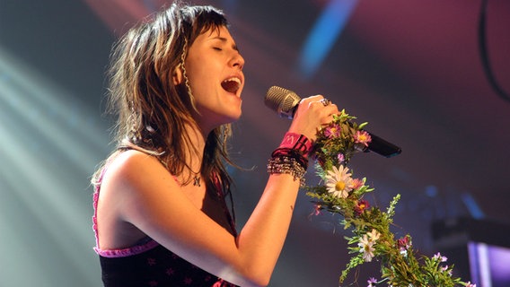 Mia Aegerter singt ihren Titel "Alive" ins Blumen-Mikro © NDR 