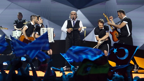 Koza Mostra & Agathonas Iakovidis für Griechenland im zweiten Halbfinale des Eurovision Song Contests © NDR Foto: Rolf Klatt