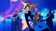 Alexander Rybak springt mit seiner Geige auf die ESC Bühne. © Picture Alliance/dpa Foto: Jörg Carstensen