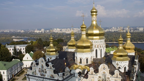 Die Uspenski-Kathedrale mit dem Dnjepr im Hintergrund in der ukrainischen Hauptstadt Kiew © dpa 