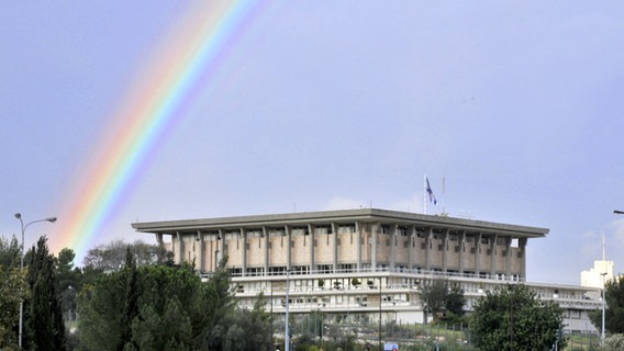 Ein Regenbogen über dem Gebäude des israelischen Parlaments © picture alliance / Arco Images GmbH Foto: Schoening