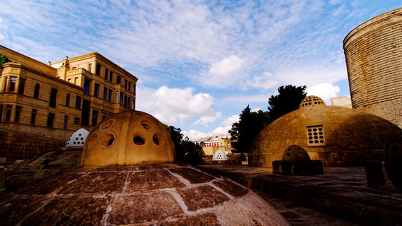 Historisches Badehaus in Baku; rechts im Bild das wertvollste Denkmal der Stadt: der Jungenfrauturm.  