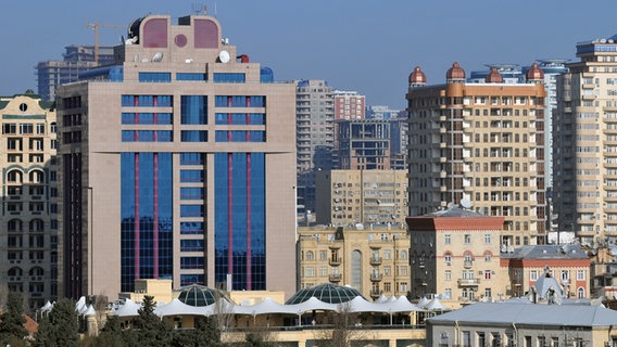 Blick von der Altstadt in die moderne Innenstadt Bakus.  