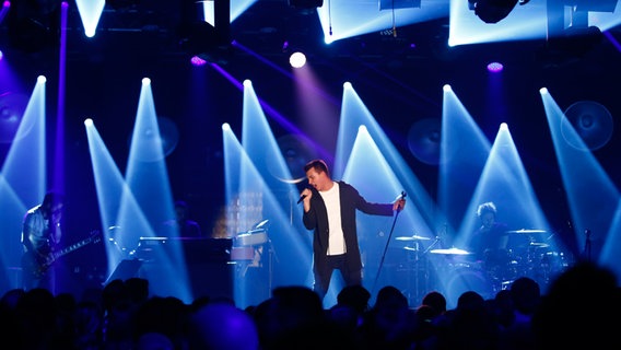 Lars Pinkwart steht beim ESC-Clubkonzert auf der Bühne der Großen Freiheit 36 in Hamburg. © NDR Foto: Rolf Klatt