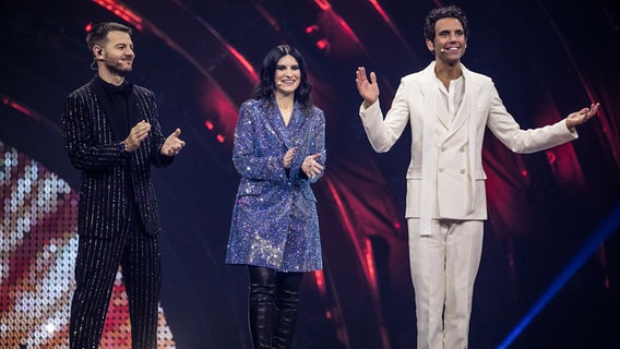 Alessandro Cattelan, Laura Pausini und Mika auf der ESC-Bühne in Turin. © EBU Foto: Corinne Cumming