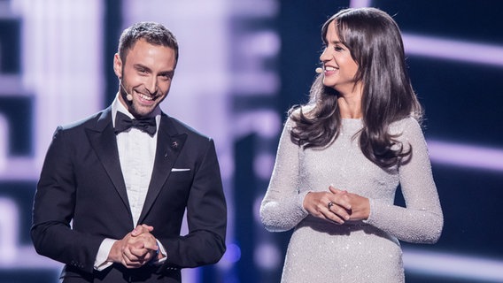 Måns Zelmerlöw und Comedian Petra Mede moderieren den 61. Eurovision Song Contest in Stockholm. © NDR Foto: Rolf Klatt
