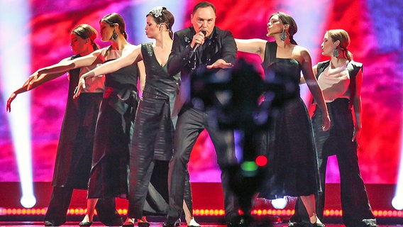 Der montenegrinische Sänger Knez mit seinen Tänzerinnen bei der Probe für das zweite Halbfinale auf der ESC-Bühne in Wien. © EBU Foto: Elena Volotova