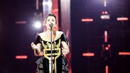 Für Albanien steht Jonida Maliqi mit "Ktheju tokës" auf der ESC-Bühne. © eurovision.tv Foto: Thomas Hanses