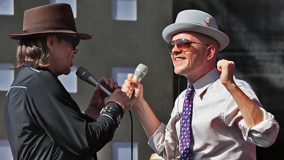 Udo Lindenberg und Jan Delay auf der Bühne am Spielbudenplatz © NDR Foto: Andreas Kluge