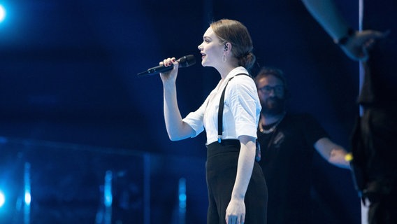 Für Dänemark	steht Leonora mit "Love Is Forever" auf der ESC-Bühne. © eurovision.tv Foto: Andres Putting