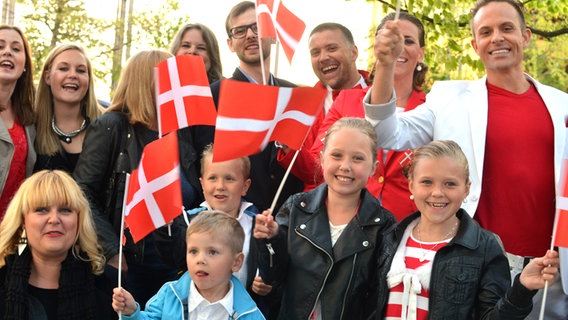 Dänische ESC-Fans mit Fahnen © NDR Foto: Patricia Batlle