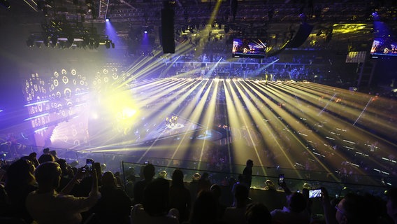 Das Publikum in der Halle schaut auf die hell erleuchtete Bühne in Turin. © eurovision.tv/EBU Foto: Andres Putting