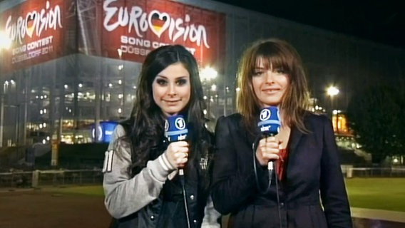 Lena und Sabine Heinrich nach dem Finale des Eurovision Song Contests 2011 vor Düsseldorf-Arena © ARD 