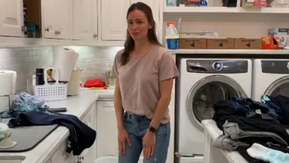 Jennifer Garner tanzt vor einer Waschmaschine zum Song "Think About Things" von Daði og Gagnamagnið.  Foto: Screenshot