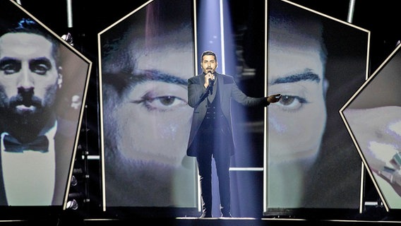 Für Israel steht Kobi Marimi mit "Home" auf der ESC-Bühne. © eurovision.tv Foto: Andres Putting