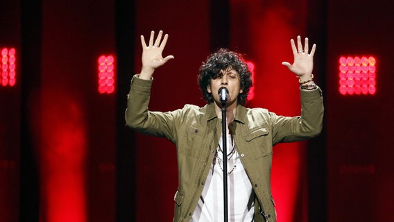 Ermal Meta auf der Bühne in Lissabon. © eurovision.tv Foto: Andres Putting