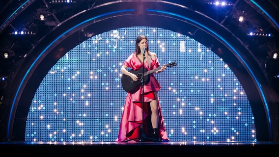 Mia Dimšić	(Kroatien) mit "Guilty Pleasure" auf der Bühne in Turin. © eurovision.tv/EBU Foto: Andres Putting