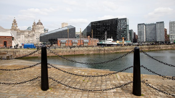 Blick auf moderne und traditionelle Gebäude im Hafen von Liverpool. © NDR Foto: Claudia Timmann