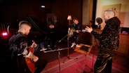 Lord Of The Lost bei einer Akustik-Performance in ihrem Studio © NDR Foto: Screenshot