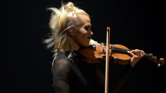 Die Künstlerin Greta Salóme mit Geige auf der Bühne in Amsterdam bei Eurovision in Concert © NDR Foto: Patricia Batlle