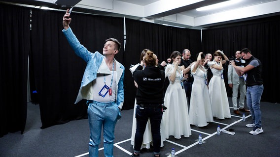 Vanja Radovanović macht ein Selfie von sich und seinen Background-Sängerinnen. © eurovision.tv Foto: Andres Putting