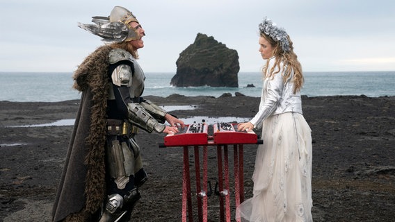 Will Ferrell und Rachel McAdams performen als Duo Fire Saga im Netflix-ESC-Film den Song "Volcano Man".  Foto: Elizabeth Viggiano/NETFLIX
