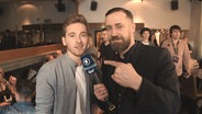Bürger Lars Dietrich interviewt den österreichischen Kandidaten Nathan Trent.  
