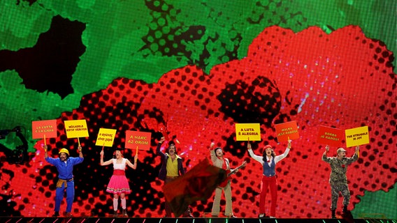 Евровидение 2011, первый полуфинал: Пой, стриптизёрша, пой