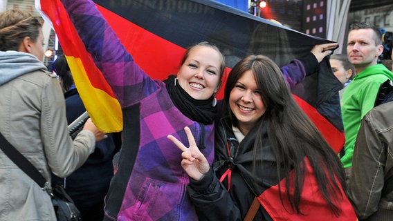 Fans auf der Reeperbahn-Party auf dem Hamburger Spielbudenplatz  