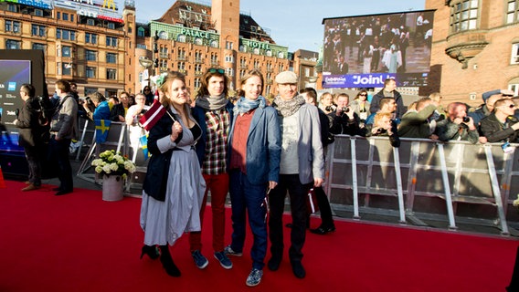 Die Akteure des ESC auf dem Roten Teppich vor dem Rathaus von Kopenhagen. © NDR Foto: Rolf Klatt