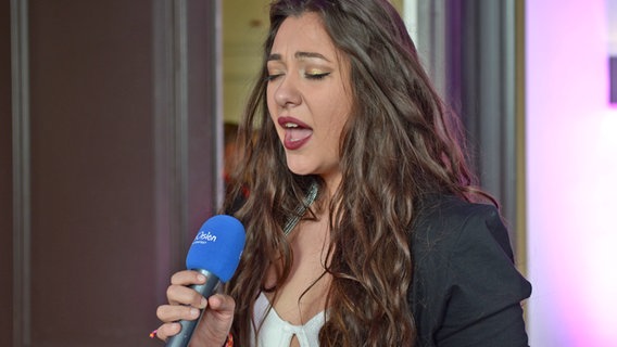 Die ESC-Teilnehmerin Sanja Vučić aus Serbien singt bei Eurovision in Concert in Amsterdam © NDR Foto: Patricia Batlle