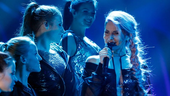 Lea Sirk und Tänzerinnen auf der Bühne in Lissabon. © eurovision.tv Foto: Andres Putting
