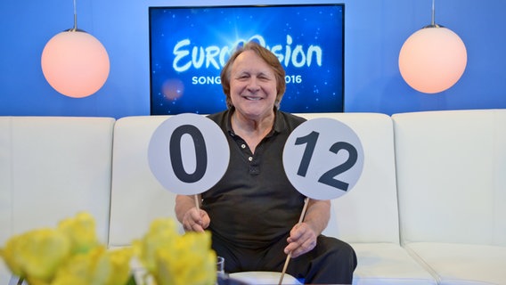 ESC-Moderator Peter Urban im Studio von eurovision.de © NDR Foto: Patricia Batlle