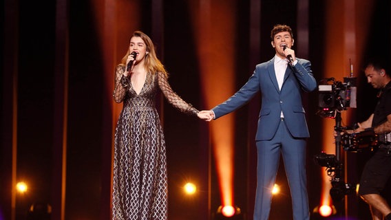 Alfred & Amaia auf der Bühne in Lissabon. © eurovision.tv Foto: Andres Putting